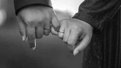 engagement ring couple