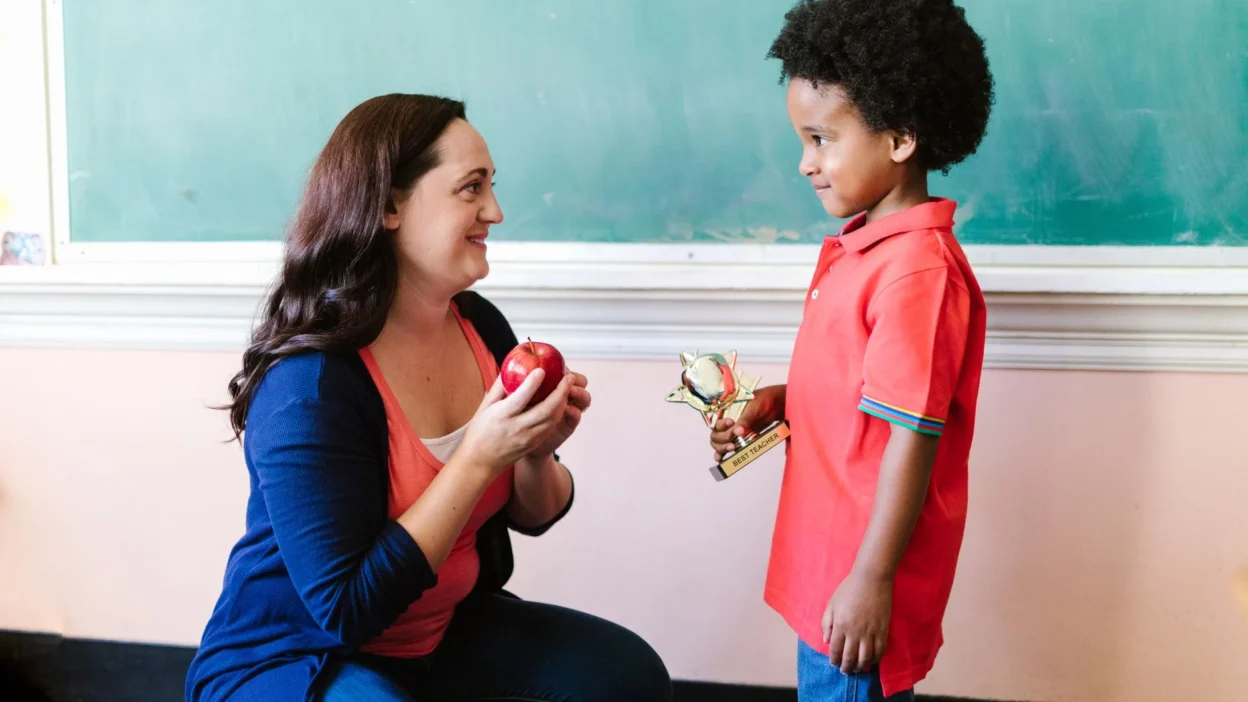teacher classroom apple